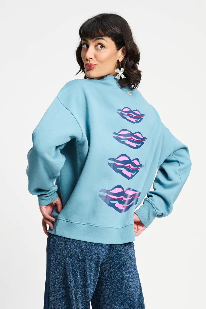 Sweatshirt in dawn blue with magenta design on back