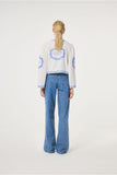 Serviette blouse in cosy white with blue pattern and ties