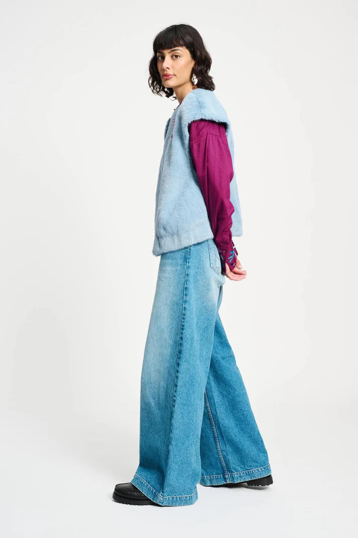Gilet in light blue faux fur