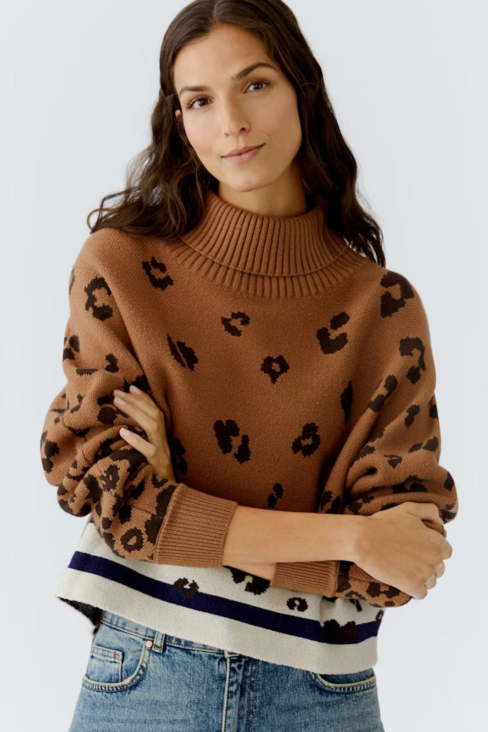 Turtleneck pullover with all over animal look with stripes in the hem
