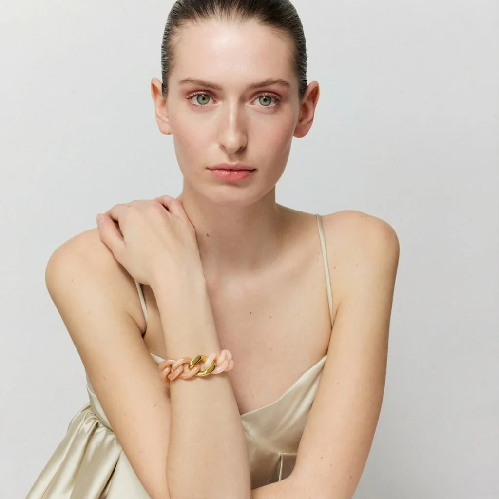 Flat bracelet in gold with blush marble