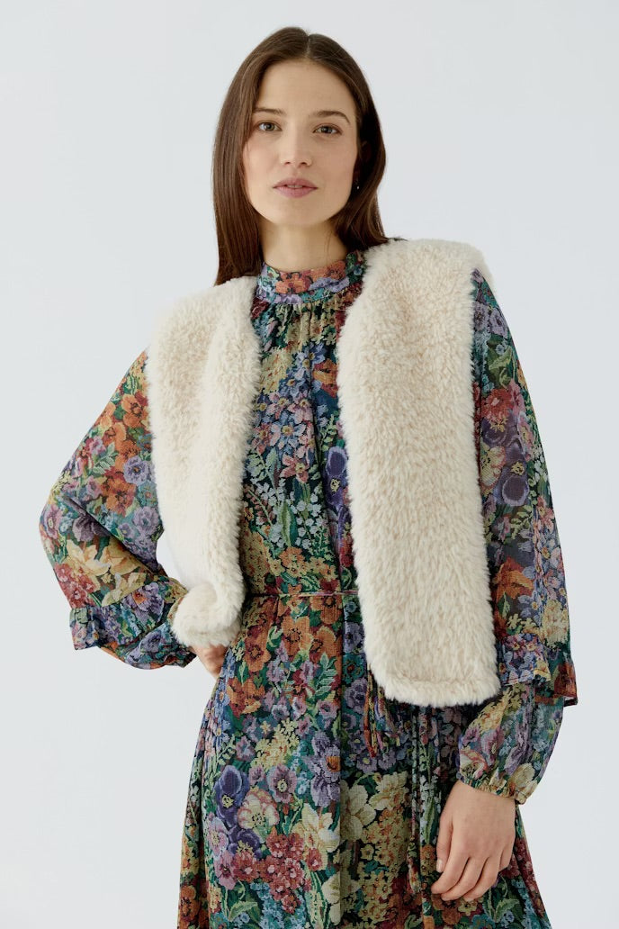 Cosy knitted vest in ecru fur look
