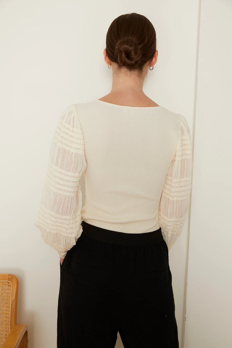 Neasa in Ivory