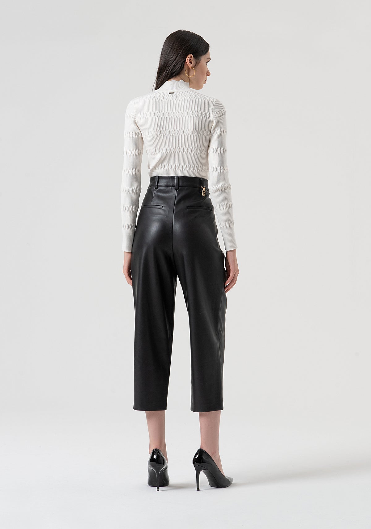 Black carrot trousers in leather look fabric