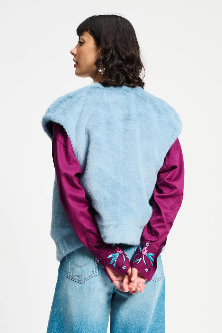 Gilet in light blue faux fur