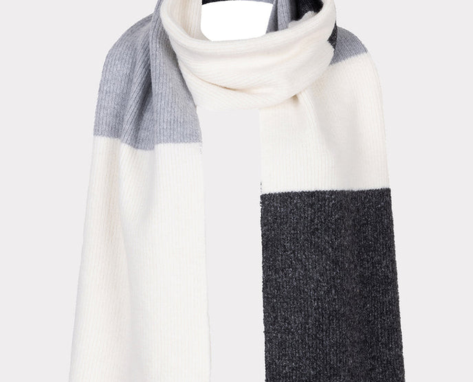 Knitted scarf in grey colour block