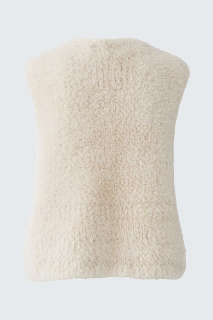 Cosy knitted vest in ecru fur look