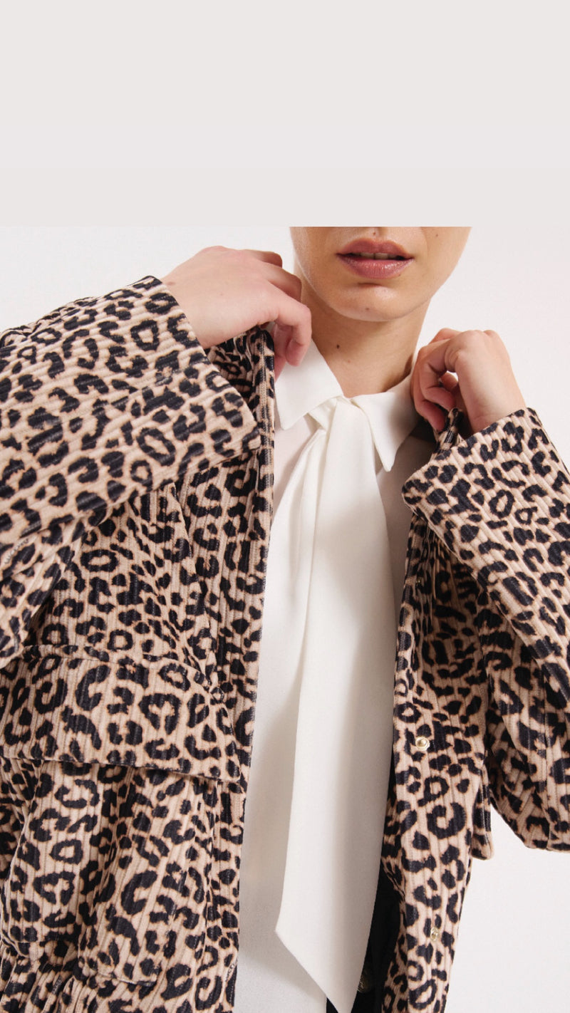 Soft bomber in animal print