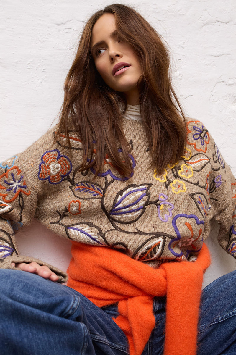 Pullover with colorful floral embroidery