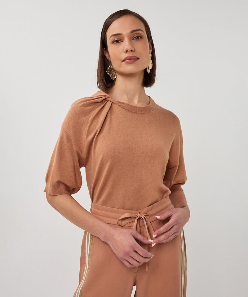 Cappuccino knit with knot