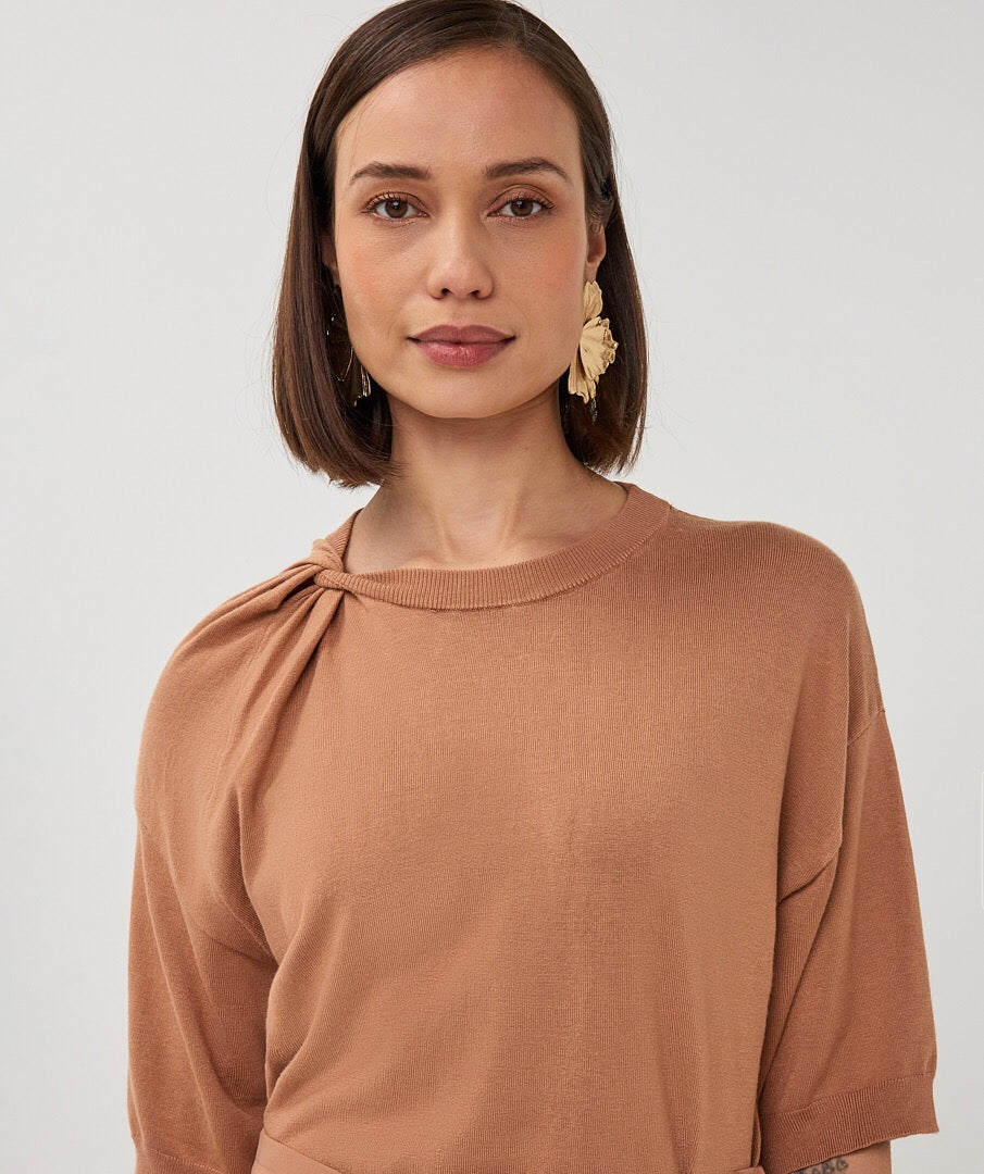 Cappuccino knit with knot