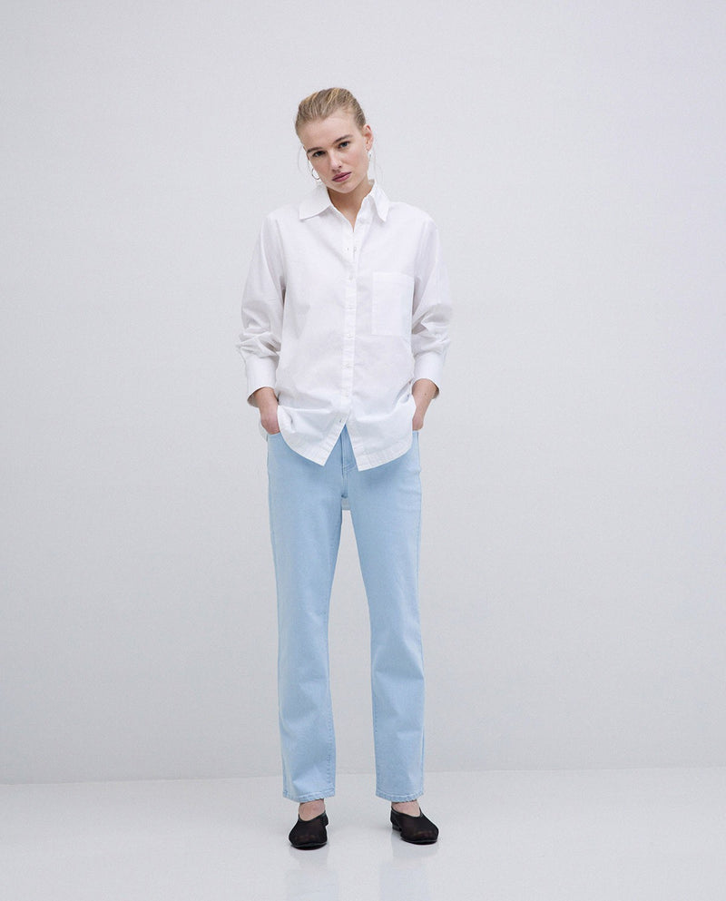 Straight leg jeans in light denim