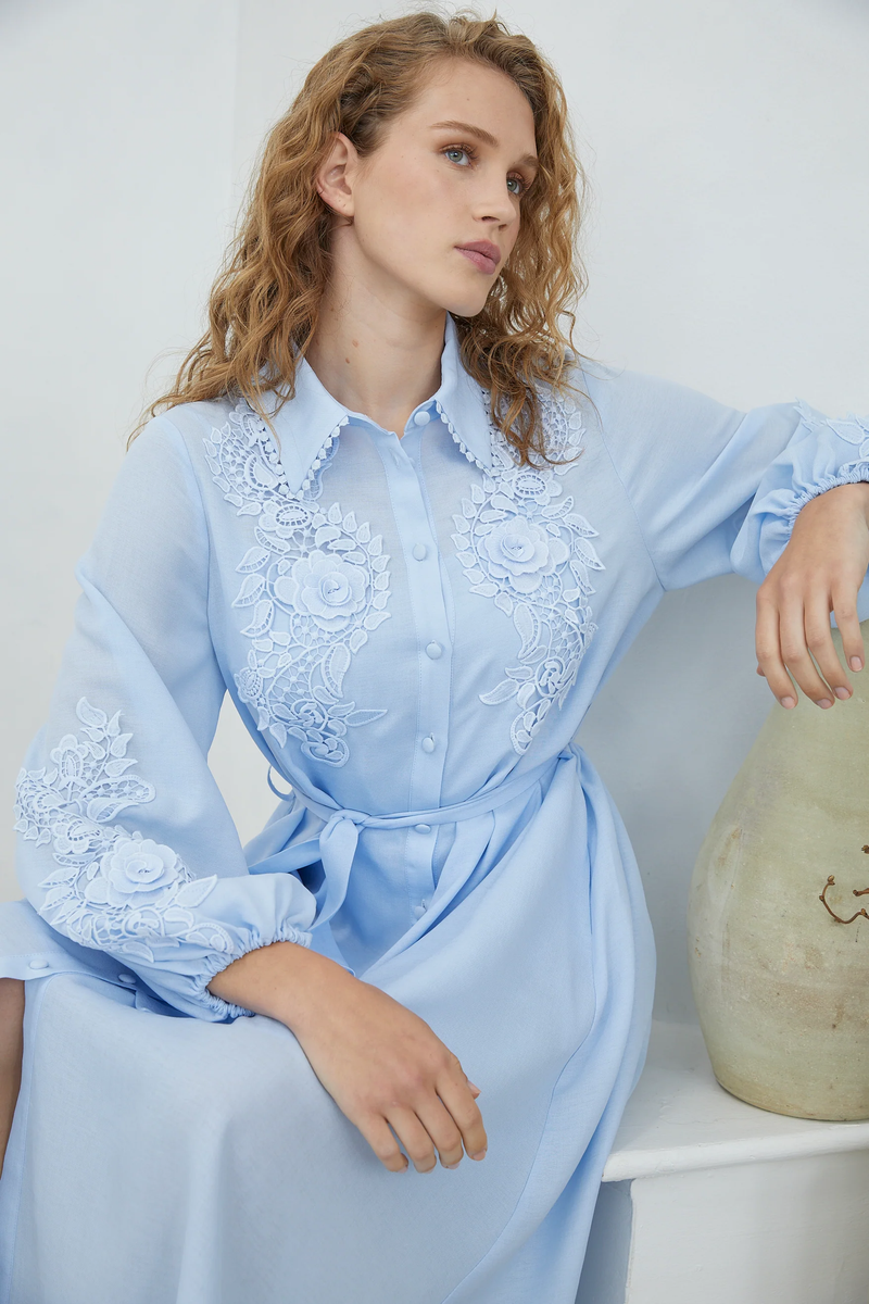 Mossy lace dress in pale blue
