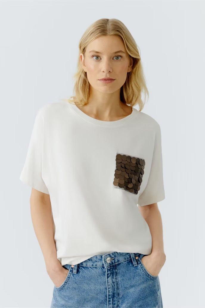 Casual T-shirt with decorative chest pocket