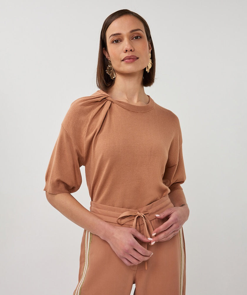 Cappuccino knit with knot