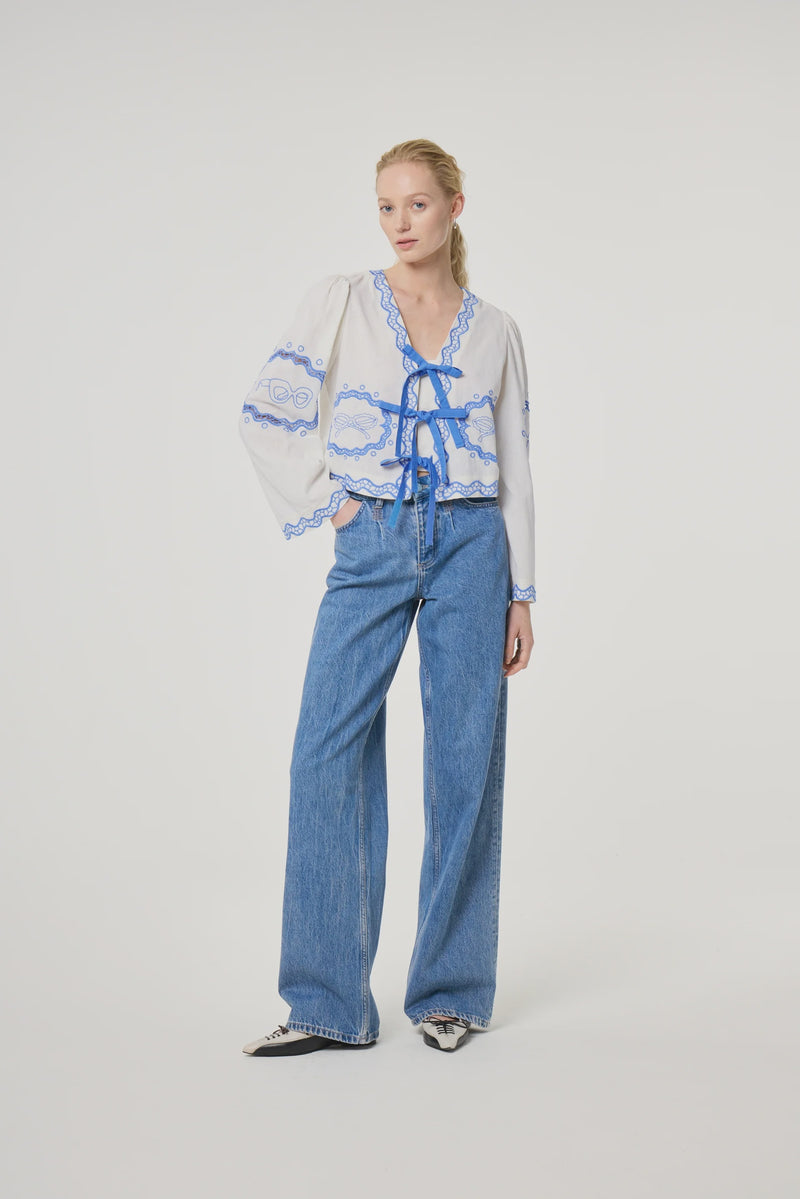 Serviette blouse in cosy white with blue pattern and ties