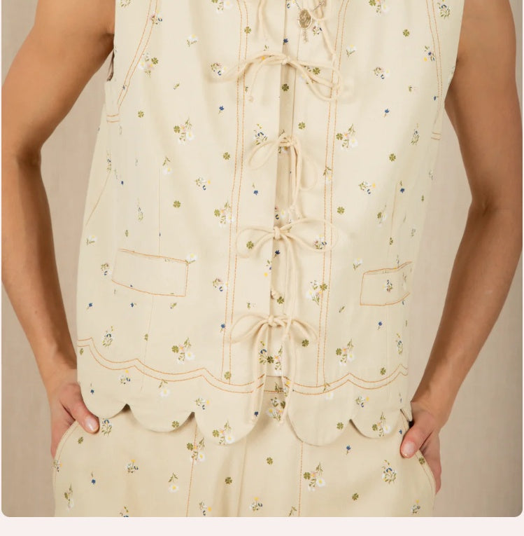 Feminine unlined shell top with ditsy print