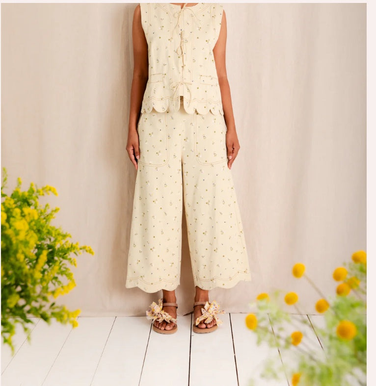 Loose fitting 3/4 length trousers with ditsy print