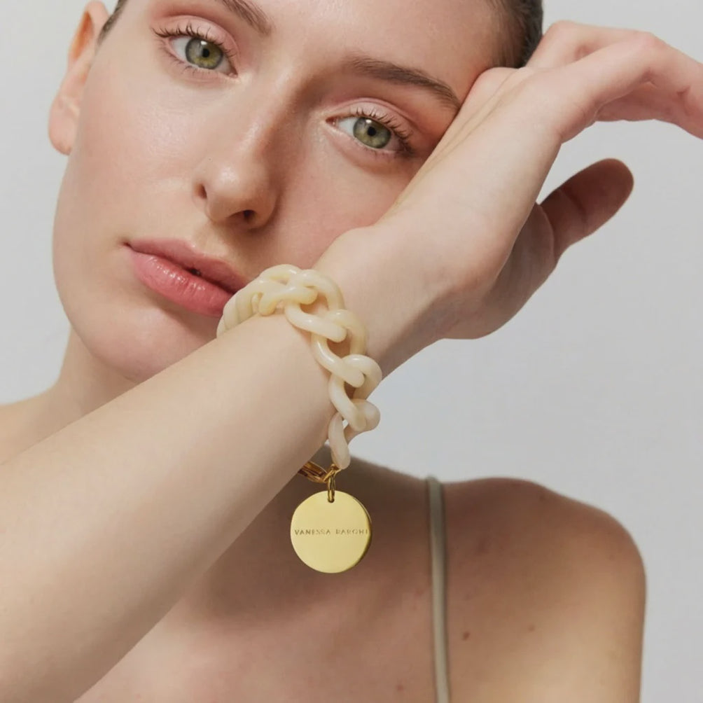 Flat chin bracelet in latte marble