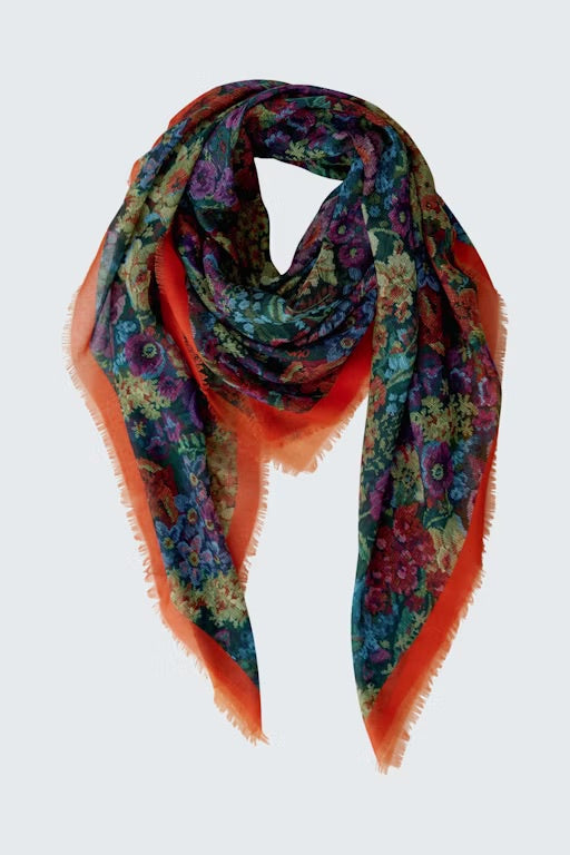 Large scarf with floral gobelin print