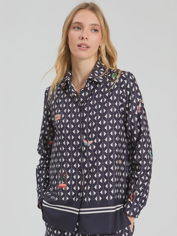 Long sleeve shirt with a geometric print in navy and white