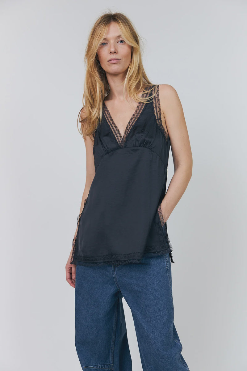Cain top in washed black