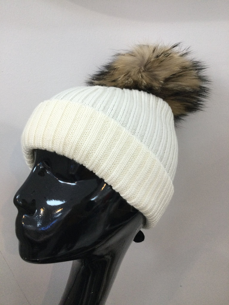 Cream hat with Natural Bobbl