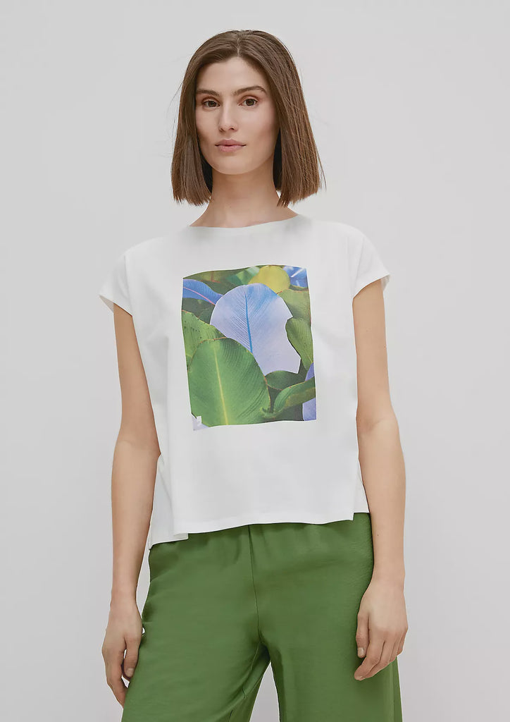 Graphic sleeveless t-shirt