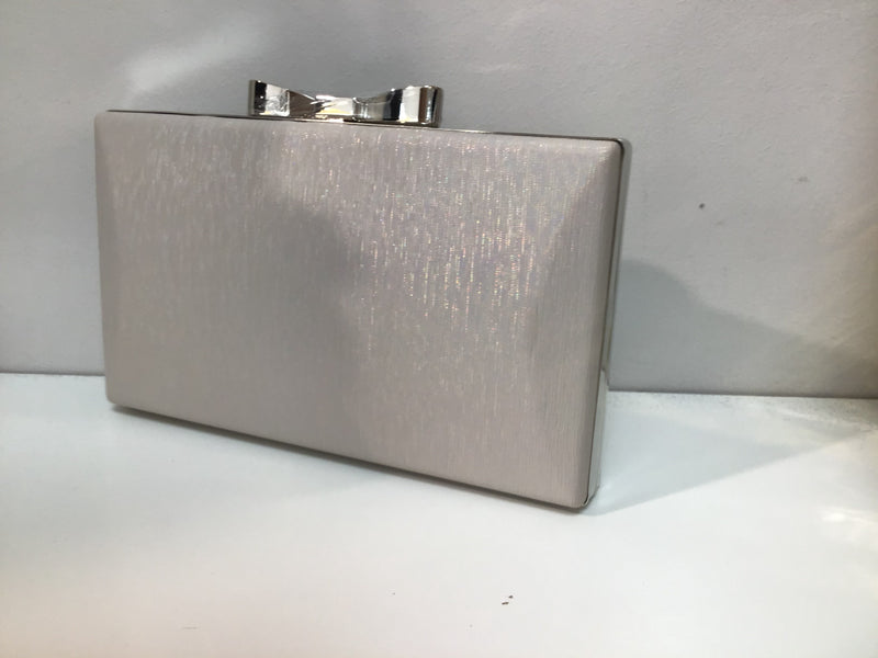 21909 beige bow clutch