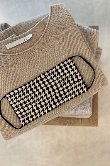 Reversible facemask houndstooth