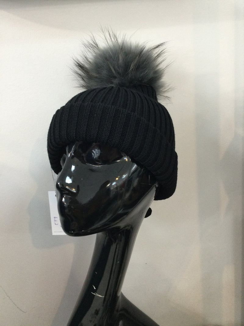 Black hat with stormy Bobbl