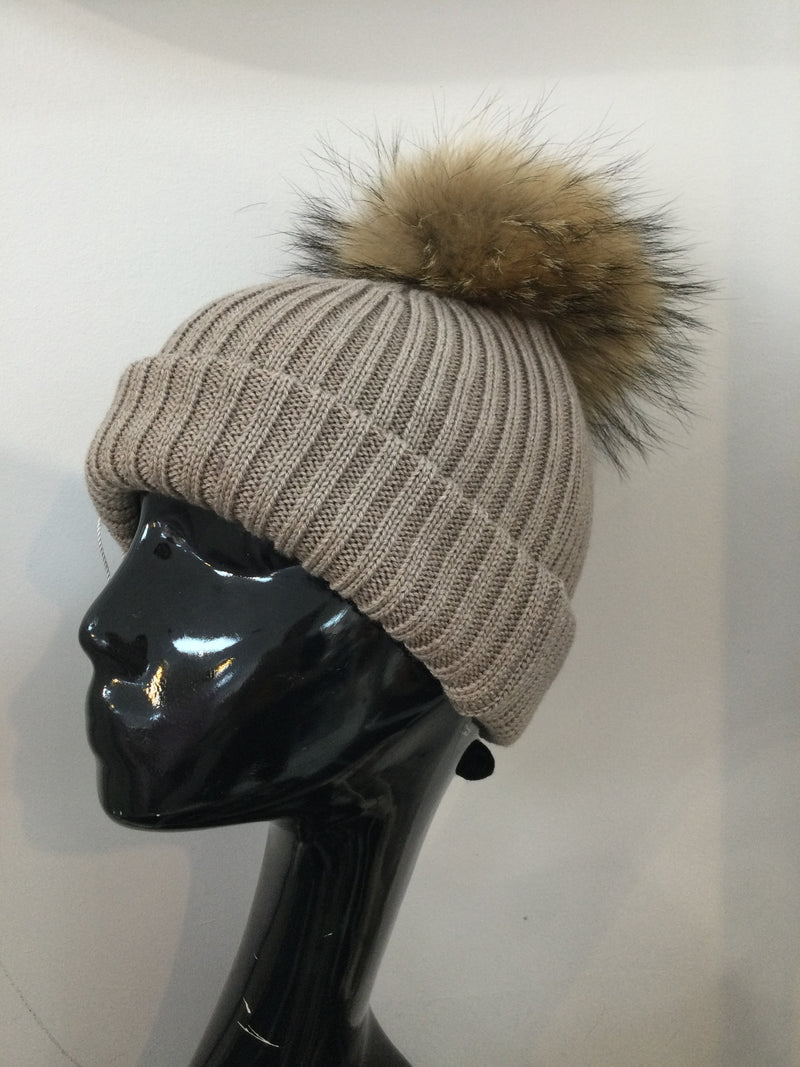 Taupe hat with natural Bobbl