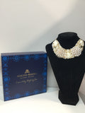 Small Collar in Gold and Pearl