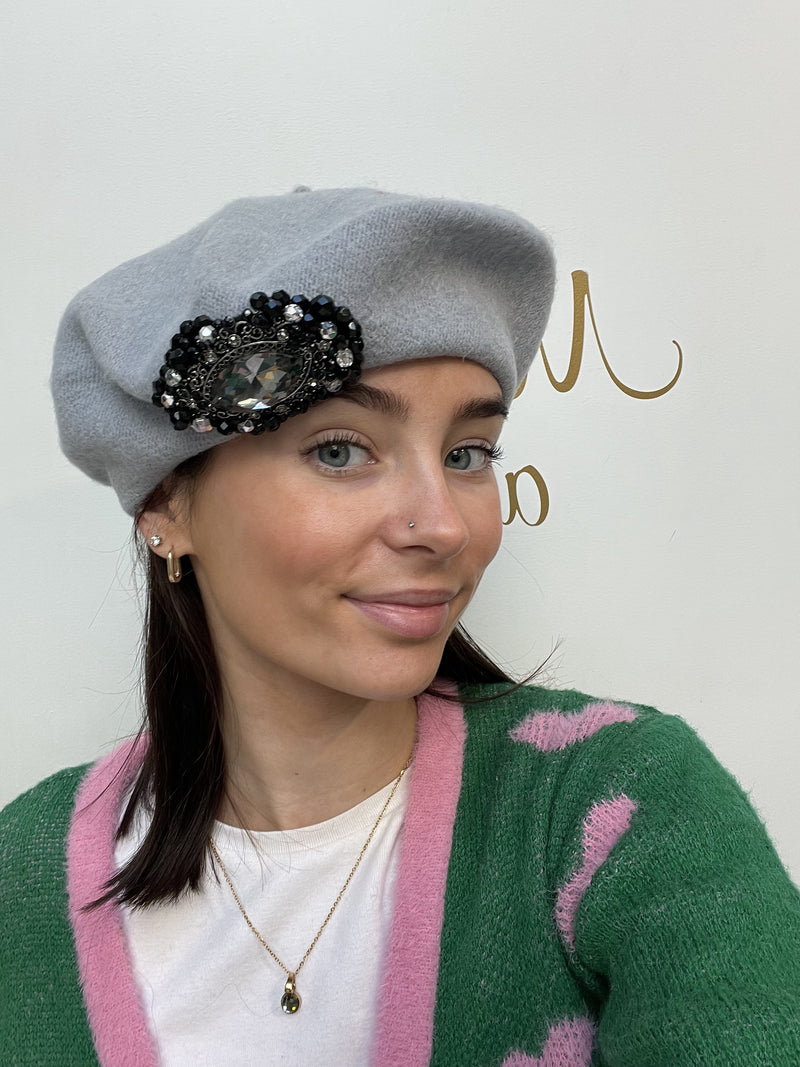 Light grey Beret with Black Brooch