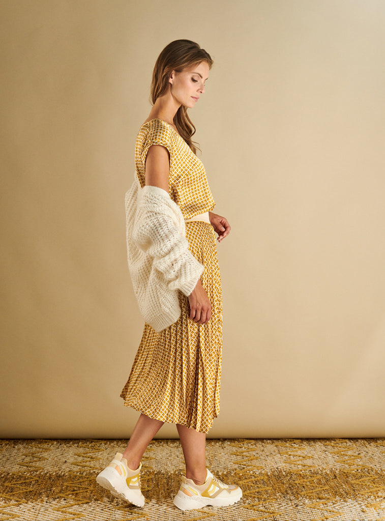 Pleated Skirt in Shiny Fabric in Mustard Print