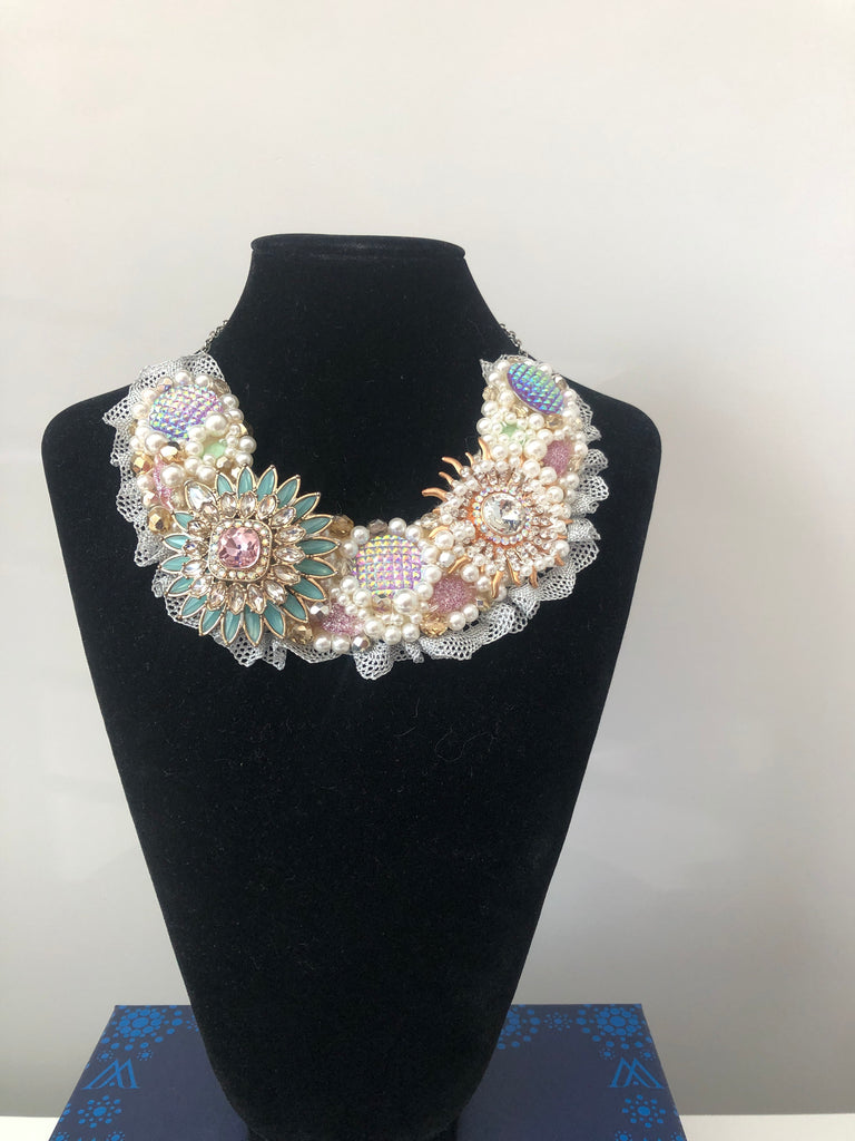 Small Collar - Pearl with a touch of Mint, Pale Pink and Gold