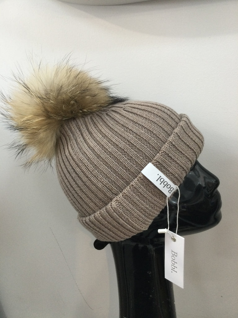 Taupe hat with natural Bobbl