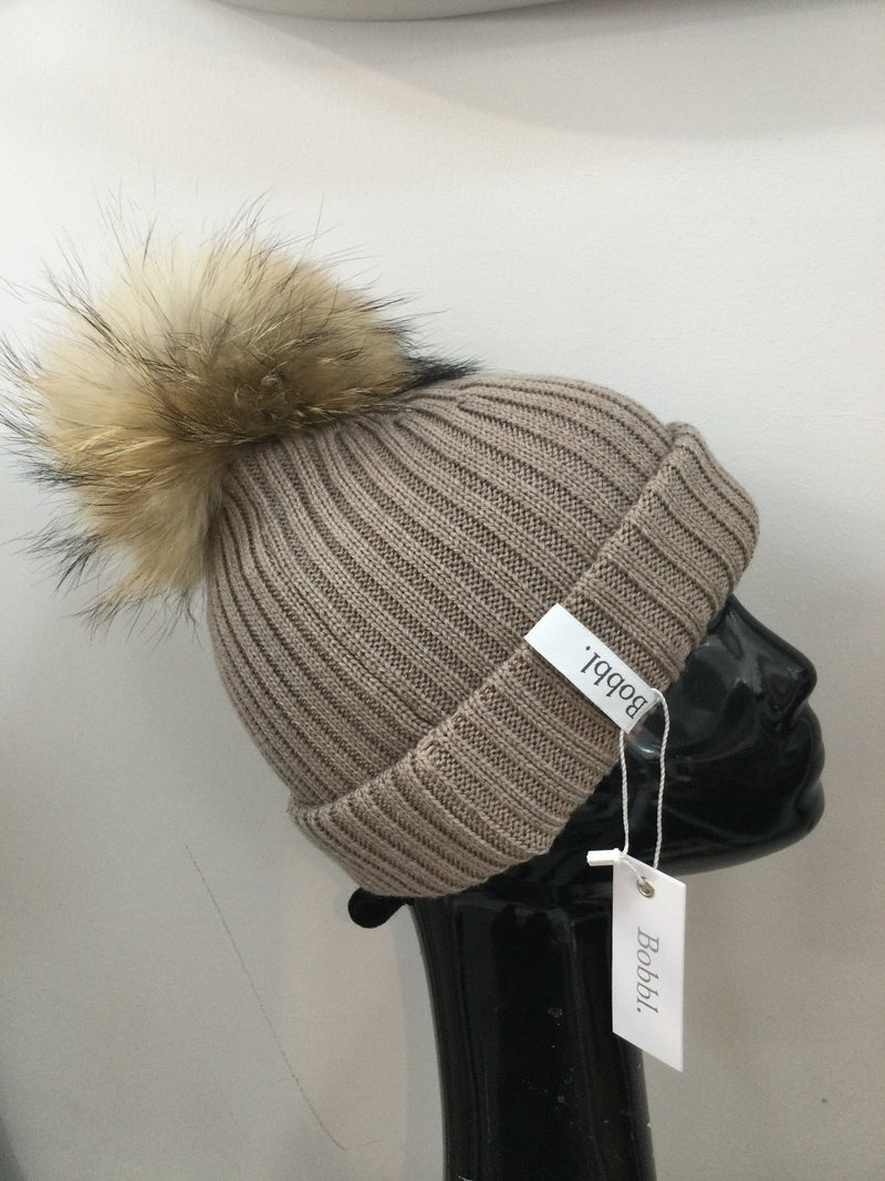 Taupe hat with natural Bobbl