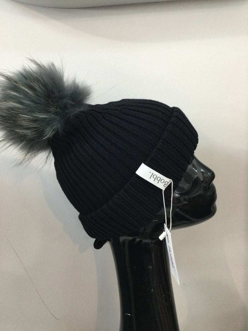 Black hat with stormy Bobbl