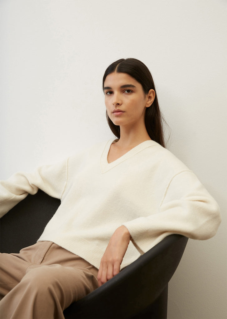 Oversized knit cropped jumper in chalky sand