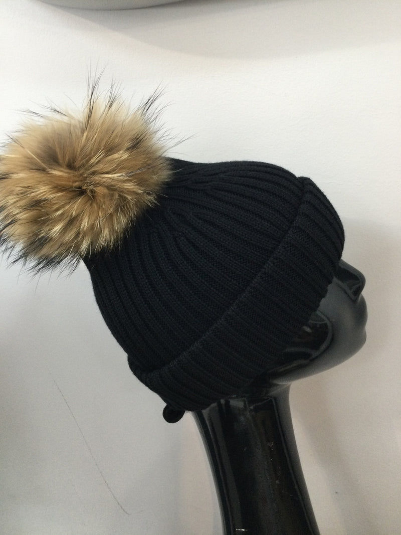 Black hat with natural Bobbl